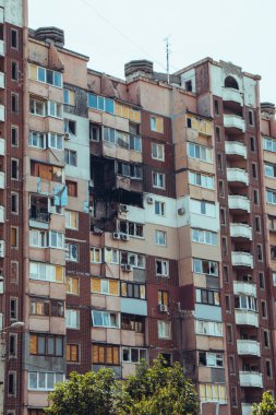 2022 Rus istilası Ukrayna 'nın bombalanan binası Ukrayna' nın Rus saldırısını yok etti. Rusya 'ya yapılan füze saldırısı Ukrayna savaş tahrip binası yıkıldı Kharkiv yıkıldı
