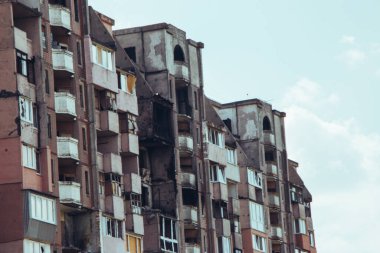 2022 Rus istilası Ukrayna 'nın bombalanan binası Ukrayna' nın Rus saldırısını yok etti. Rusya 'ya yapılan füze saldırısı Ukrayna savaş tahrip binası yıkıldı Kharkiv yıkıldı