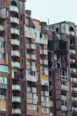 2022 Rus istilası Ukrayna 'nın bombalanan binası Ukrayna' nın Rus saldırısını yok etti. Rusya 'ya yapılan füze saldırısı Ukrayna savaş tahrip binası yıkıldı Kharkiv yıkıldı