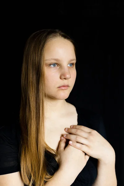 Retrato Com Mãos Uma Linda Menina Adolescente Caucasiana Bonito Com — Fotografia de Stock