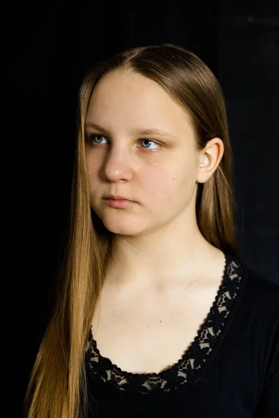 Portrét Rukama Roztomilé Krásné Kavkazské Dospívající Dívky Dlouhými Blond Vlasy — Stock fotografie