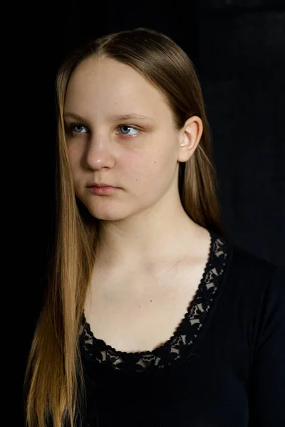 Portrait Avec Les Mains Une Mignonne Belle Adolescente Caucasienne Aux — Photo