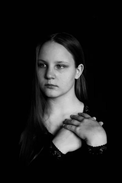 Retrato Com Mãos Uma Linda Menina Adolescente Caucasiana Bonito Com — Fotografia de Stock