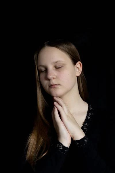 Πορτρέτο Χέρια Ενός Χαριτωμένου Όμορφου Καυκάσιου Έφηβου Κοριτσιού Μακριά Ξανθά — Φωτογραφία Αρχείου