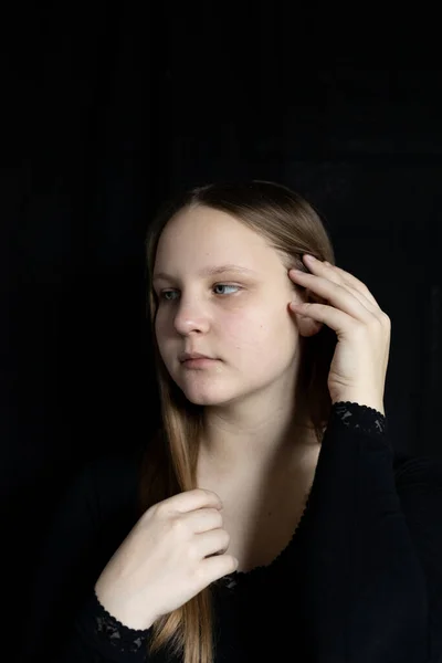 Portrét Rukama Roztomilé Krásné Kavkazské Dospívající Dívky Dlouhými Blond Vlasy — Stock fotografie