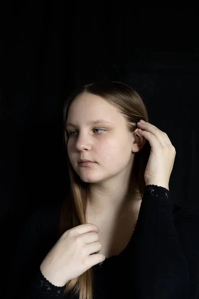 Портрет Чарівної Кавказької Дівчини Підлітка Довгим Світлим Волоссям Діти Природним — стокове фото