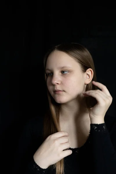 Портрет Руками Милой Красивой Белокурой Девочки Подростка Длинными Светлыми Волосами — стоковое фото