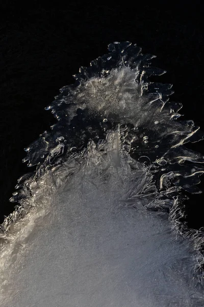 Suyun Üzerindeki Buzlu Buzlar Buz Buz Sarkıtları Kalıpların Oluştuğu Soğuk — Stok fotoğraf