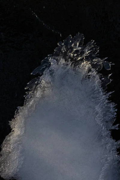Suyun Üzerindeki Buzlu Buzlar Buz Buz Sarkıtları Kalıpların Oluştuğu Soğuk — Stok fotoğraf