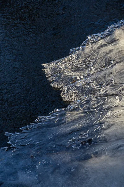 Pakkasjäätä Veden Päällä Winter Cold River Jonka Vuoksi Jää Jääpuikot — kuvapankkivalokuva