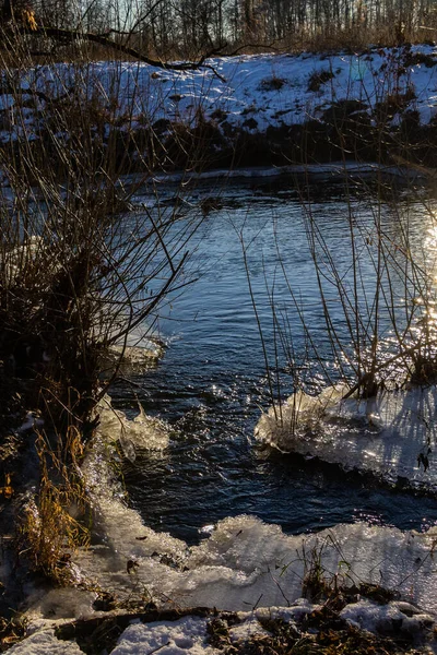 水面上结冰了 冬季寒冷的河流 由此形成了冰 阳光灿烂 闪闪发光 光芒四射 美丽的自然背景 自然质感 — 图库照片