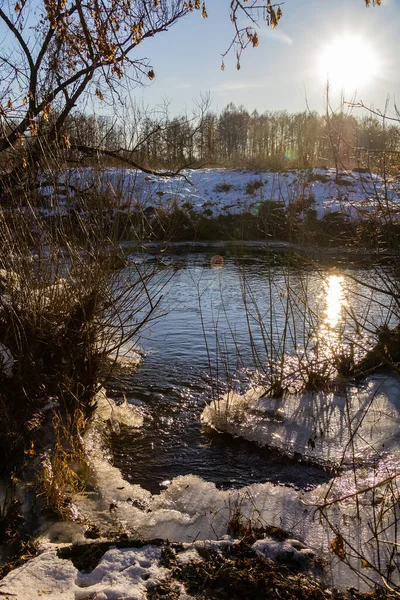 Mrazivý Led Nad Vodou Zimní Studená Řeka Díky Které Tvořil — Stock fotografie