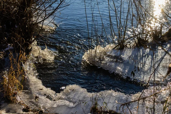 Ледяной Лёд Над Водой Зимняя Холодная Река Благодаря Которой Образовались — стоковое фото