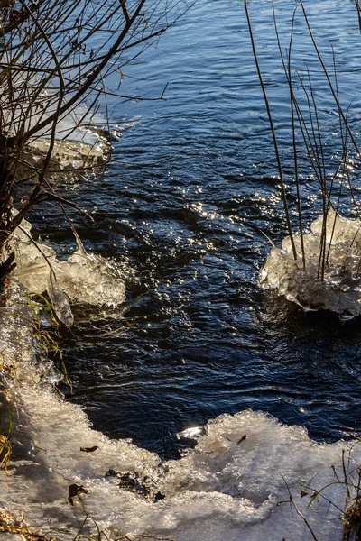 Ледяной Лёд Над Водой Зимняя Холодная Река Благодаря Которой Образовались — стоковое фото