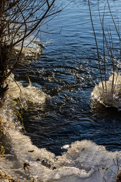 Lodowaty Lód Nad Wodą Zimowa Zimna Rzeka Dzięki Której Powstał — Zdjęcie stockowe