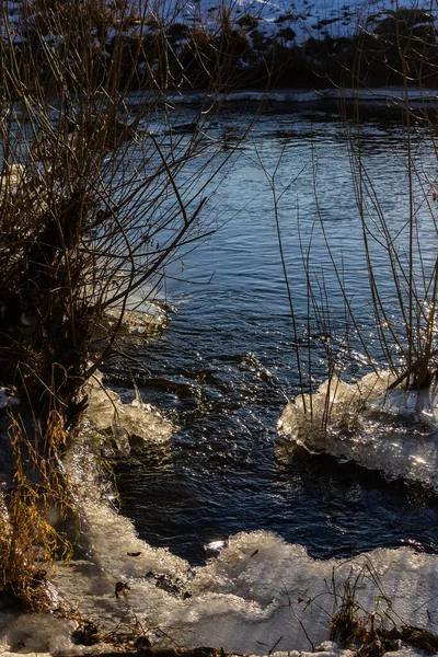 水面上结冰了 冬季寒冷的河流 由此形成了冰 阳光灿烂 闪闪发光 光芒四射 美丽的自然背景 自然质感 — 图库照片
