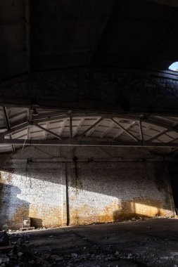 Çok kirli bir sanayi fabrikasının yıkıntıları, kırık camlar, kirli duvarlar. Ukrayna 'daki eski kimya fabrikasının atmosferik binası. Endüstriyel arka plan, doku.