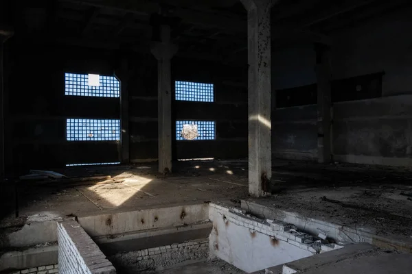 Ruinen Einer Stark Verschmutzten Industrieanlage Kaputte Fenster Schmutzige Wände Atmosphärisches — Stockfoto