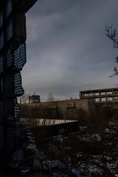 Blick Aus Dem Kaputten Fenster Auf Die Ruinen Einer Industrieanlage — Stockfoto
