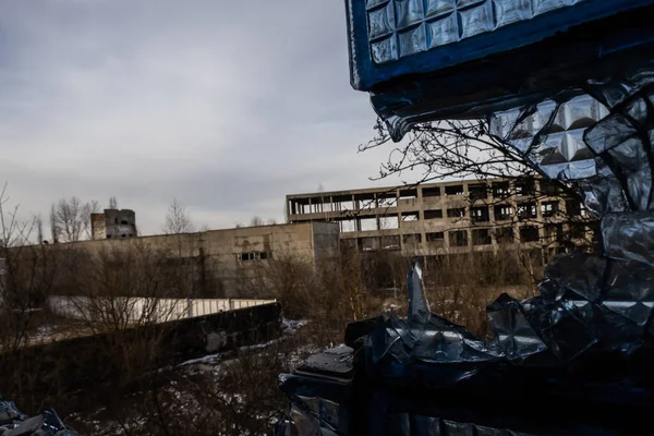 Blick Aus Dem Kaputten Fenster Auf Die Ruinen Einer Industrieanlage — Stockfoto