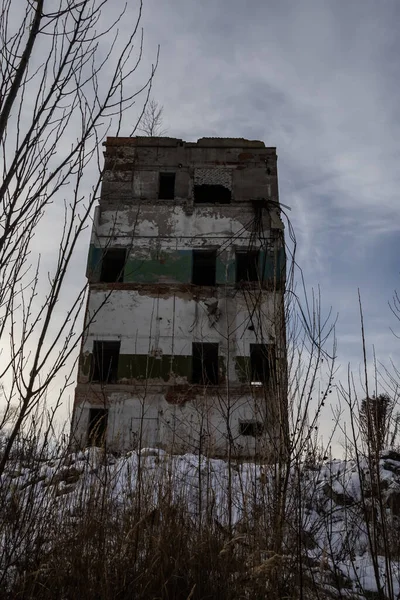 Ruinas Una Planta Industrial Muy Contaminada Ventanas Rotas Paredes Sucias — Foto de Stock