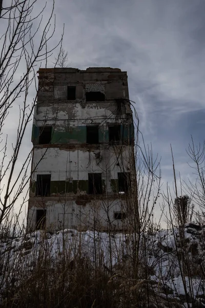 Ruïnes Van Een Zwaar Vervuilde Industriële Fabriek Gebroken Ramen Vuile — Stockfoto
