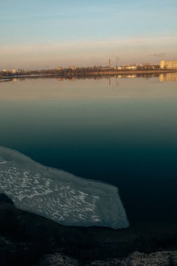 Donmuş Yeşil Göller 'in kışın en tepedeki manzarası. Kharkiv Ukrayna' da göl köprüsü ile kıyı kenarında çatlaklar var.