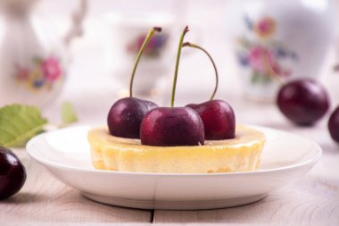 Küçük porsiyon chessecake tatlı kiraz ile süslenmiş
