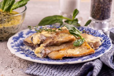 İstiridye mantarı, pleurotus eryngii krema ve kekik ile pişirilir ve tabakta ıspanak sosu ile servis edilir. Lezzetli ve sağlıklı gıda