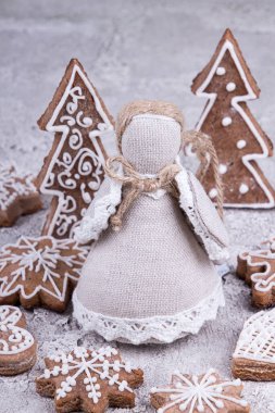 Zencefilli kurabiye ve oyuncak bebek, yeni yıl süsü.