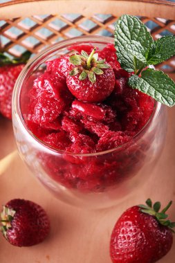 Bardakta meyveli şerbet. Yaz tazeleyici çilekli tatlı ve taze çilek