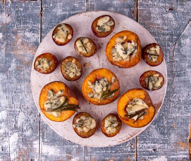 Izgara pişmiş şeftali ve erik mavi peynir dorblu ve biberiye ile doldurulmuş. Üstte görüntü