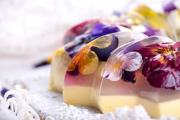 ユニークな日本のデザート ゼリーとババロア食用紫花の Havaro ゼラチンの健康的な食事デザート ストック写真