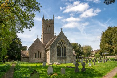 İngiltere, Gloucestershire 'daki Cotswold köyündeki St Matthews Kilisesi.
