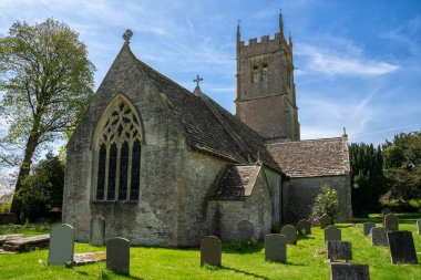 İngiltere, Gloucestershire 'daki Cotswold köyündeki St Matthews Kilisesi.