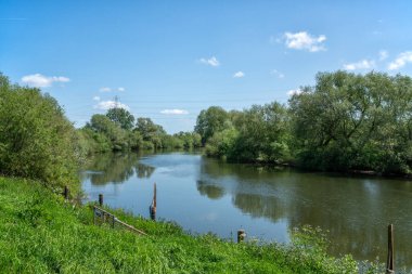 Gloucestertshire, İngiltere 'deki Ashleworth Quay' den Severn Nehri manzarası. Nehrin doğu kıyısındaki Sandhurst köyüne bağlanmak için kullanılan antik bir feribotun bulunduğu yer..