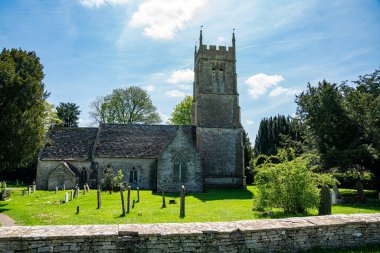 İngiltere, Gloucestershire 'daki Cotswold köyündeki St Matthews Kilisesi.