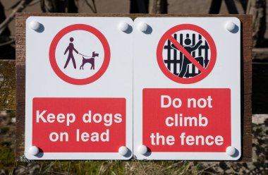 Çitlere Tırmanmayın ve Kırsal alanda Köpekleri Kurşun İşaretleri Üzerinde Tutmayın