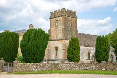 Daglingworth, Cotswolds, Gloucestershire, Birleşik Krallık 'taki Anglo-Sakson Kutsal Rood Kilisesi.