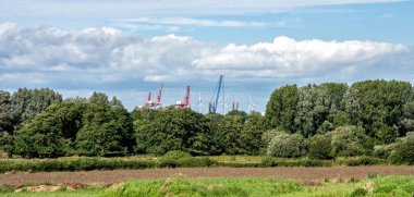 Royal Portbury Rıhtımı, Bristol, İngiltere, İngiltere 'nin vinç ve rüzgar türbinleri