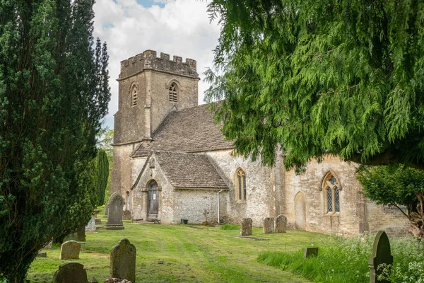 Daglingworth, Cotswolds, Gloucestershire, Birleşik Krallık 'taki Anglo-Sakson Kutsal Rood Kilisesi.