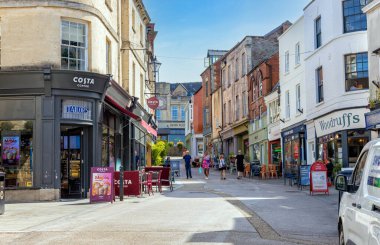  Stroud 'daki ana caddeye bak, Gloucestershire' da bir pazar kasabası. Cotswolds 'da Beş Vadi' nin buluşma noktasında, İngiltere, Birleşik Krallık