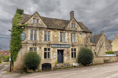 Nympsfield, Gloucestershire, İngiltere 'deki Rose ve Crown Oteli. 19. yüzyıl 2. sınıf bina listelenmiş.