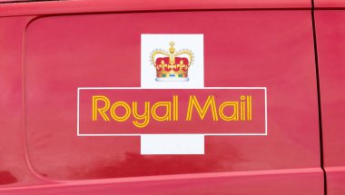 İngiltere, İngiltere 'de bir minibüsün yan tarafında Kraliyet Posta tabelası