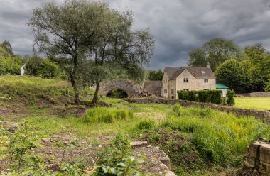 Daneway Rıhtımı, Daneway Köprüsü ve Severn-Thames Kanalı üzerindeki Wharf Kulübesi, Sapperton, Gloucestershire, Birleşik Krallık
