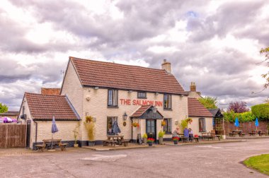 Gloucestershire, İngiltere 'nin Stroud Bölgesi' nde bulunan geleneksel bir İngiliz hanı olan Somon Oteli. 