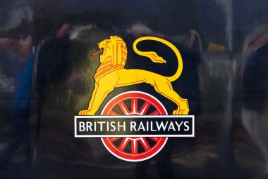 İngiltere 'de buharlı trende tarihi İngiliz Demiryolları imzası