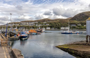 İskoçya 'nın Highland bölgesinin batı kıyısındaki Mallaig Limanı.
