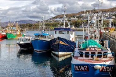 İskoçya 'nın Highland bölgesinin batı kıyısındaki Mallaig Limanı.