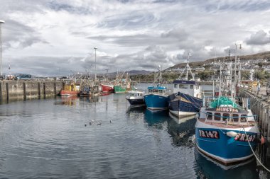İskoçya 'nın Highland bölgesinin batı kıyısındaki Mallaig Limanı.